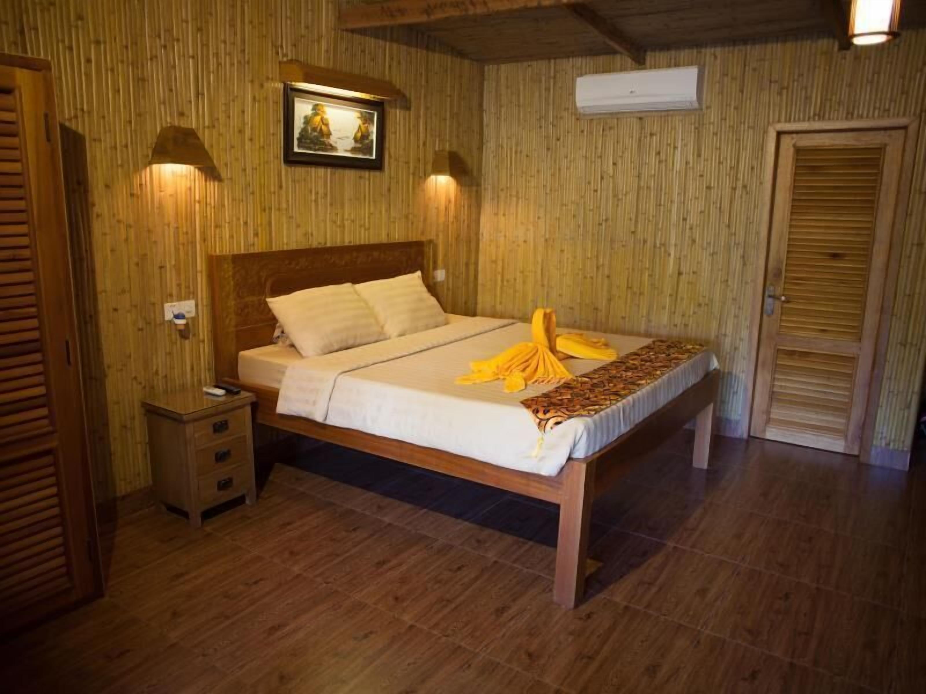 Minibar, in-room safe, desk, rollaway beds