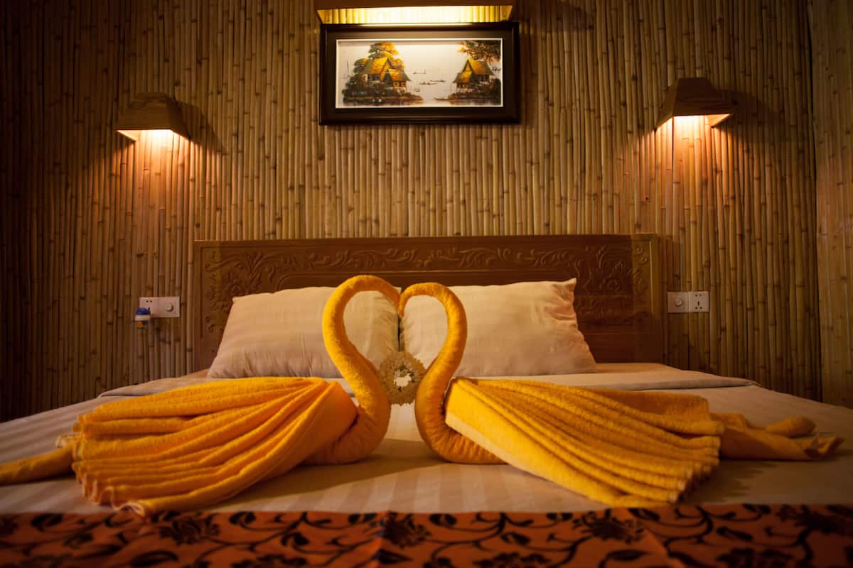 deluxe suite, river view | minibar, in-room safe, desk, rollaway beds