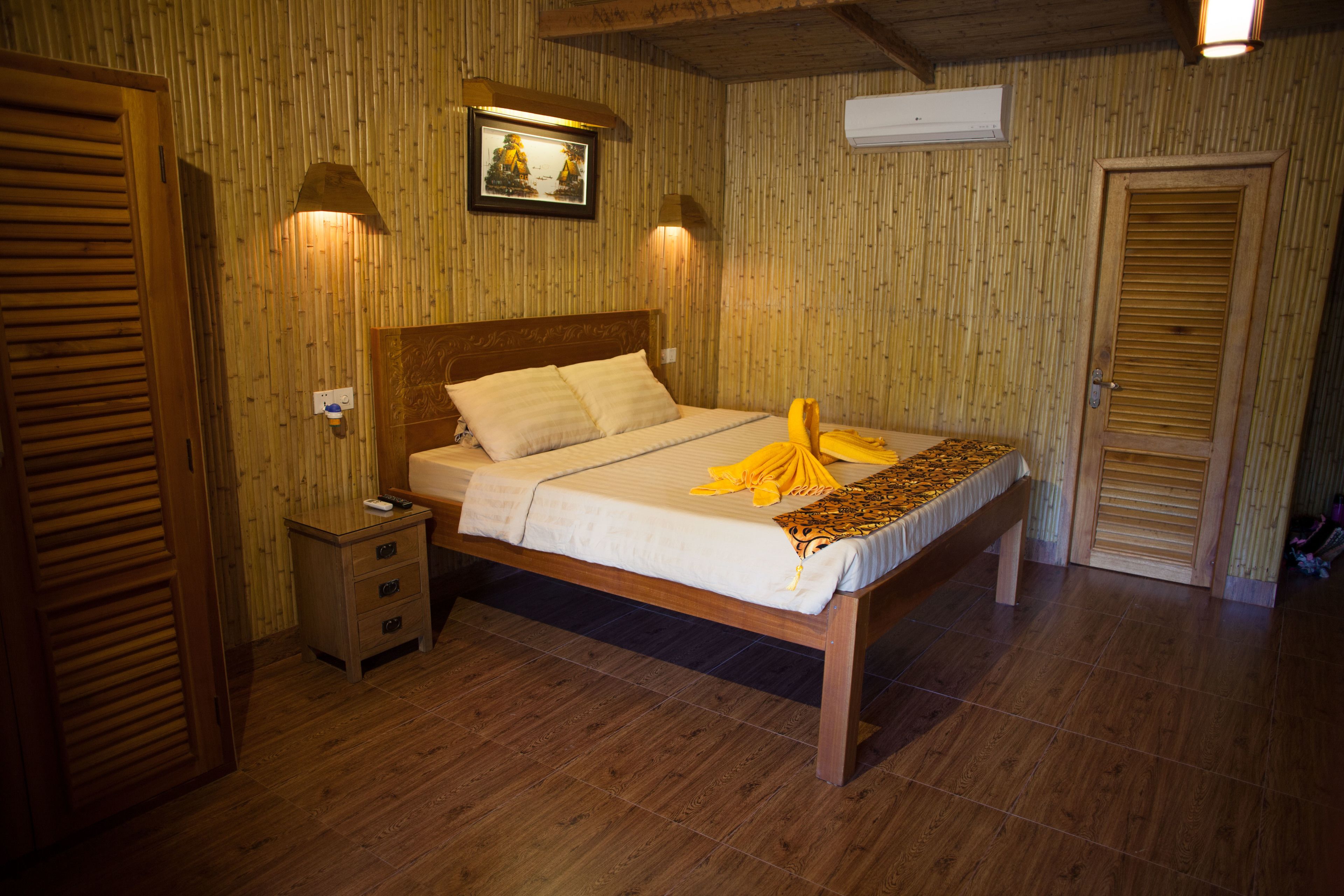 deluxe suite, river view | minibar, in-room safe, desk, rollaway beds