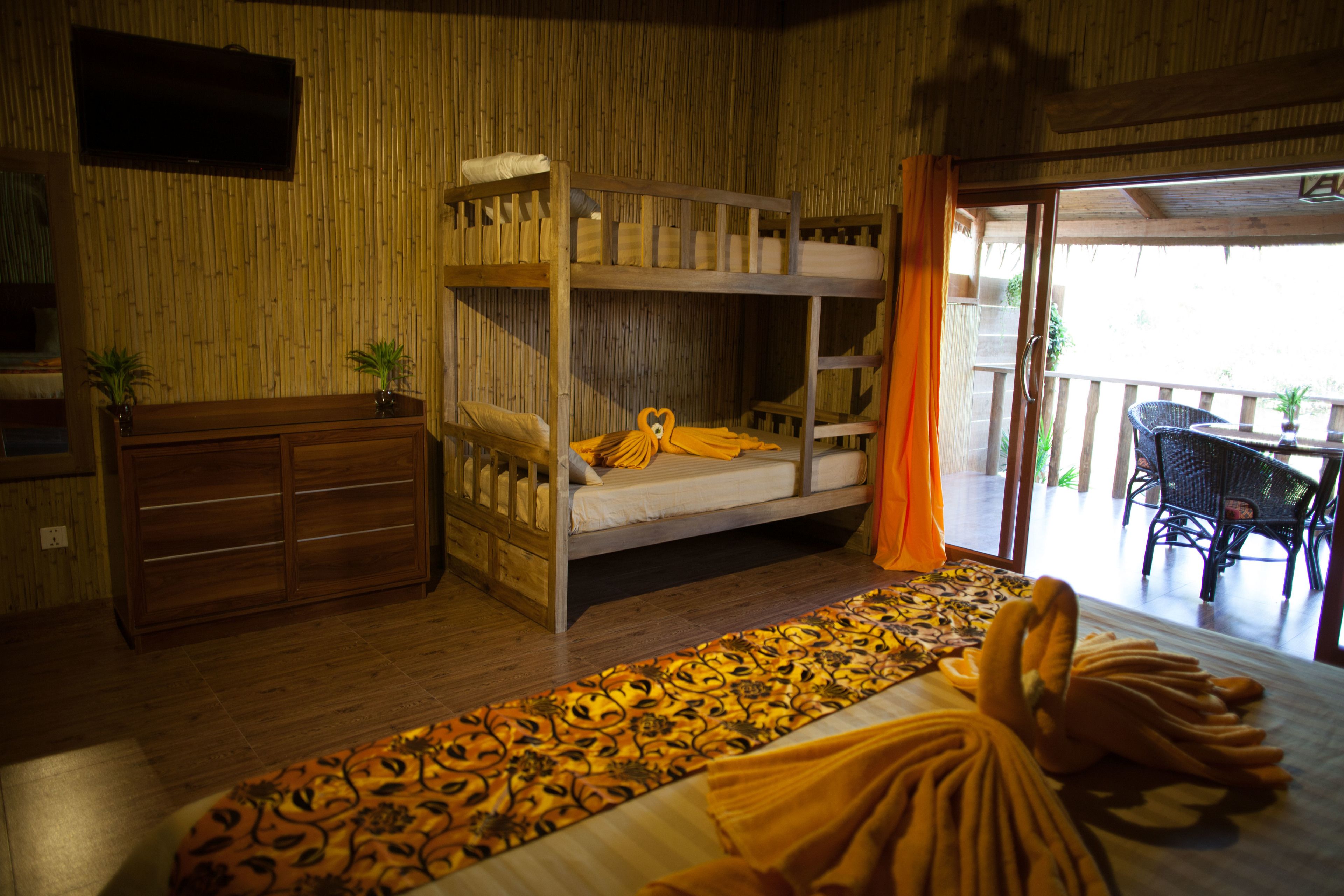 deluxe suite, river view | minibar, in-room safe, desk, rollaway beds