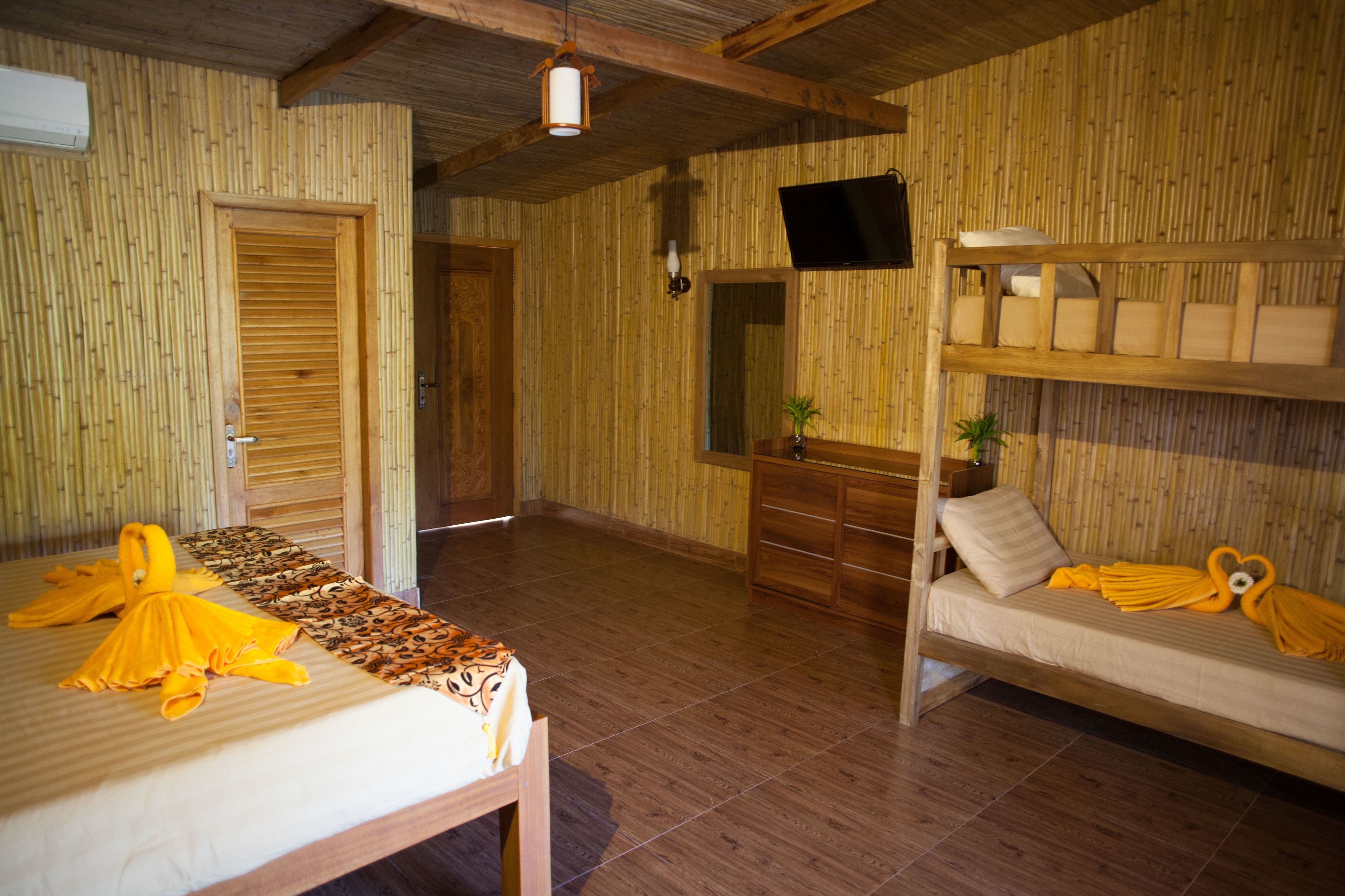 deluxe suite, river view | minibar, in-room safe, desk, rollaway beds