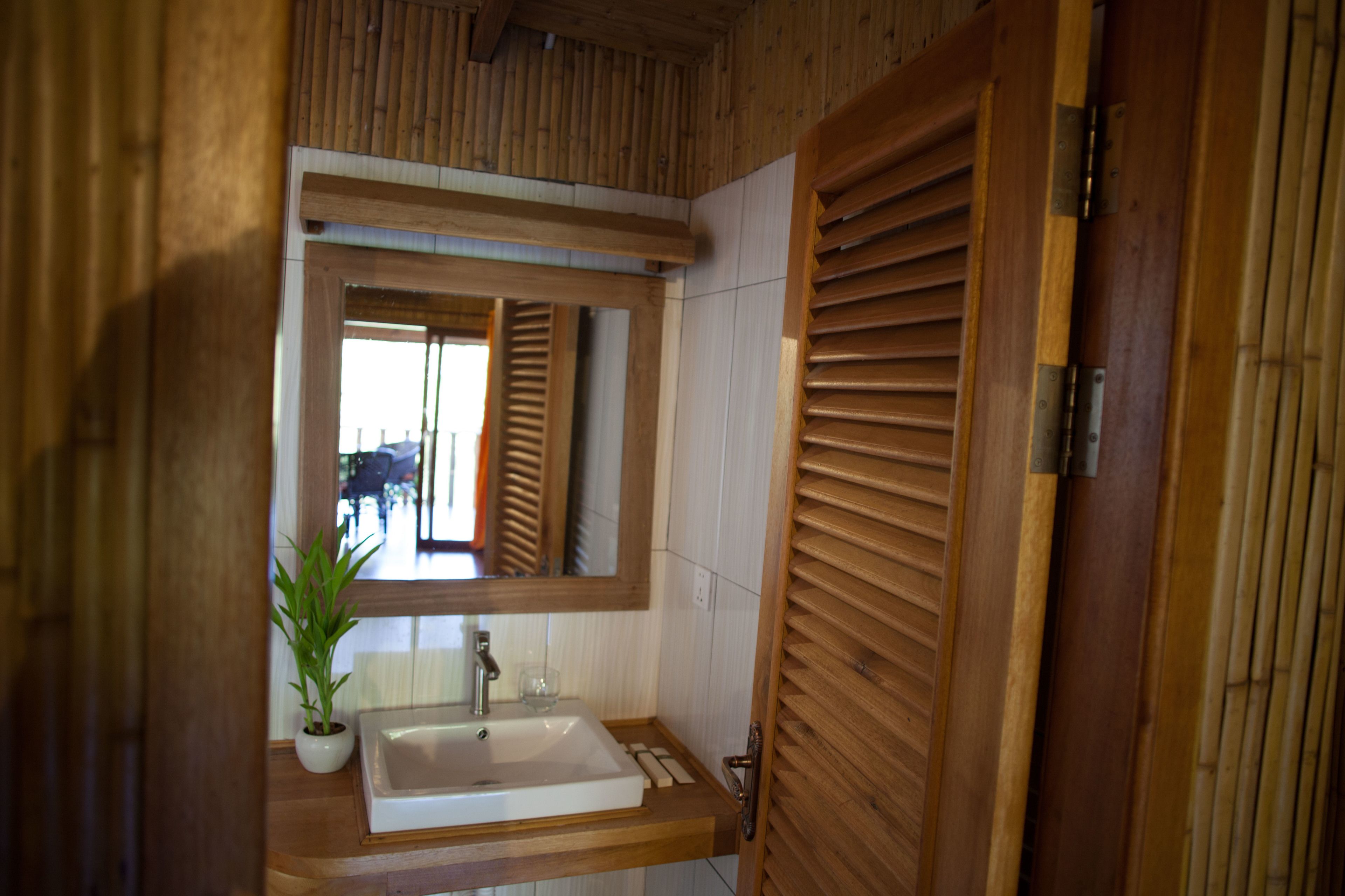 deluxe suite, river view | bathroom sink