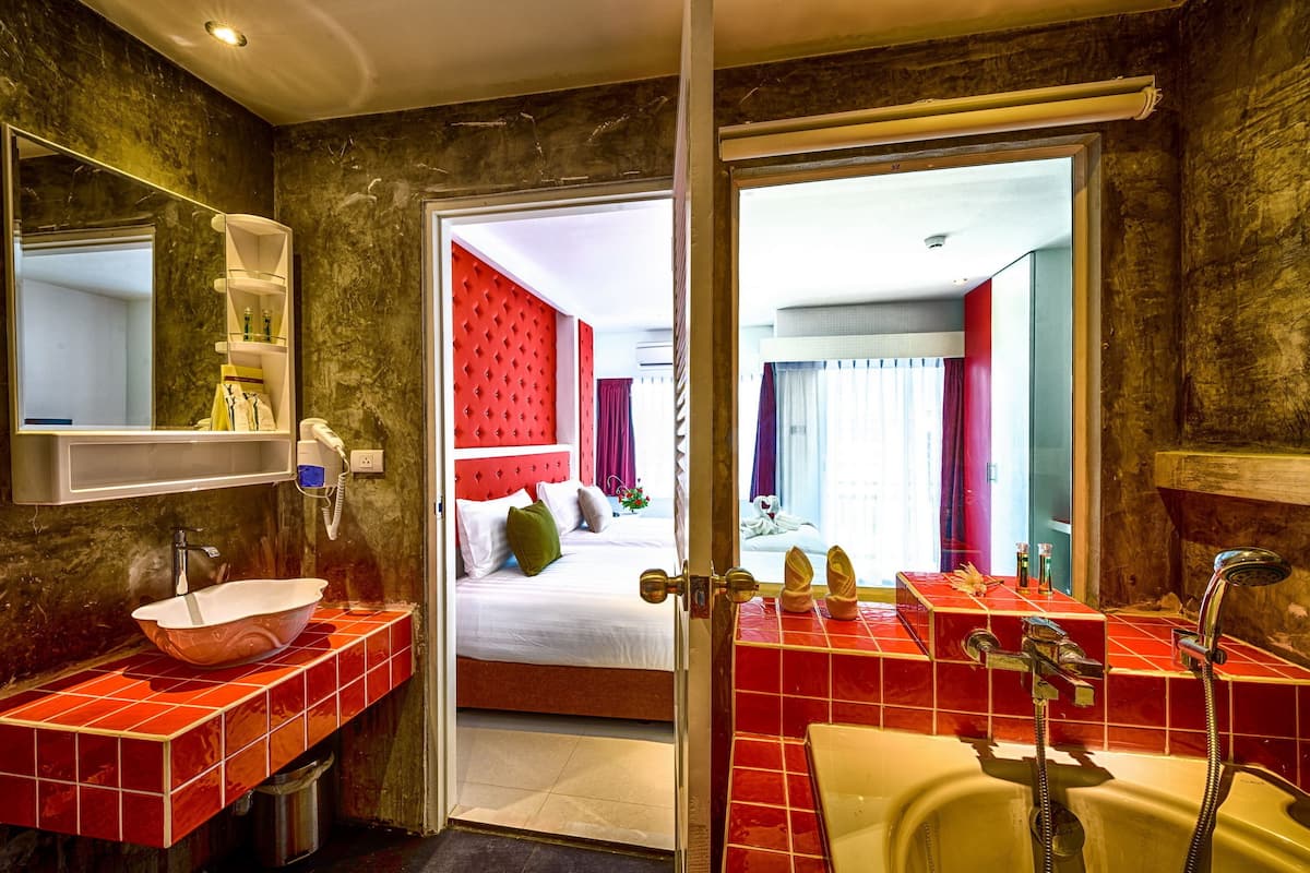 Deluxe Room | Bathroom | Free toiletries, hair dryer