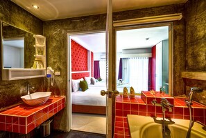 Deluxe Room | Bathroom | Free toiletries, hair dryer - Raha Gold Residence Patong (Patong)