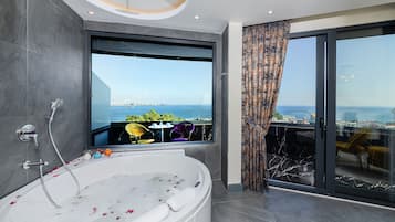 Magnaura Palace Suite, With Jacuzzi and Large Terrace | Bồn tắm spa riêng