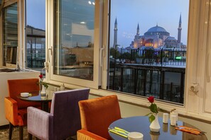 Petit déjeuner buffet (25 EUR par personne)