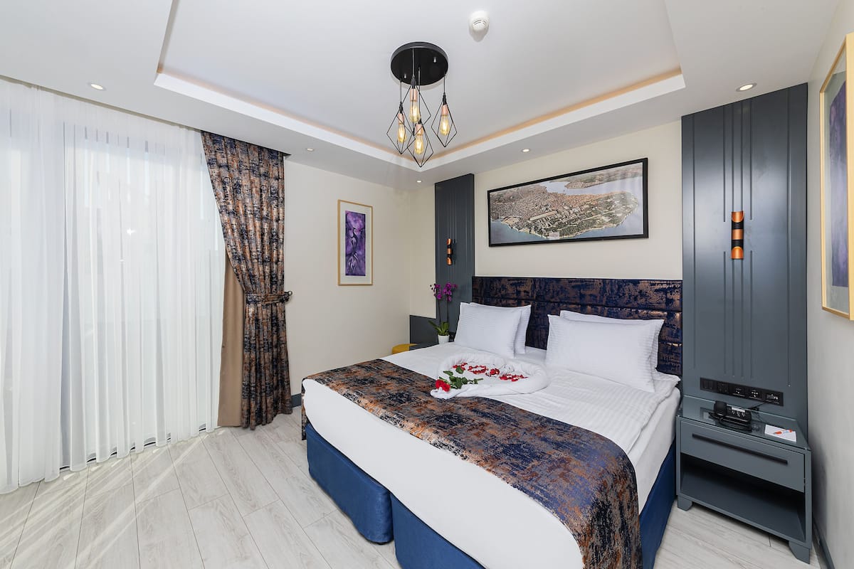 Magnaura Palace Suite, With Jacuzzi and Large Terrace | Minibar, cassaforte in camera, con stile personalizzato, una scrivania