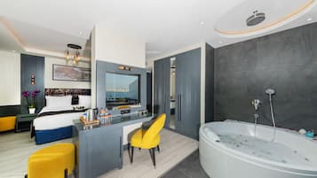 Minibar, caja de seguridad en la habitación y decoración personalizada