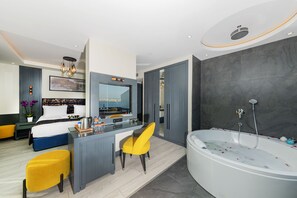 Magnaura Palace Suite, With Jacuzzi and Large Terrace | Minibar, coffres-forts dans les chambres, décoration personnalisée