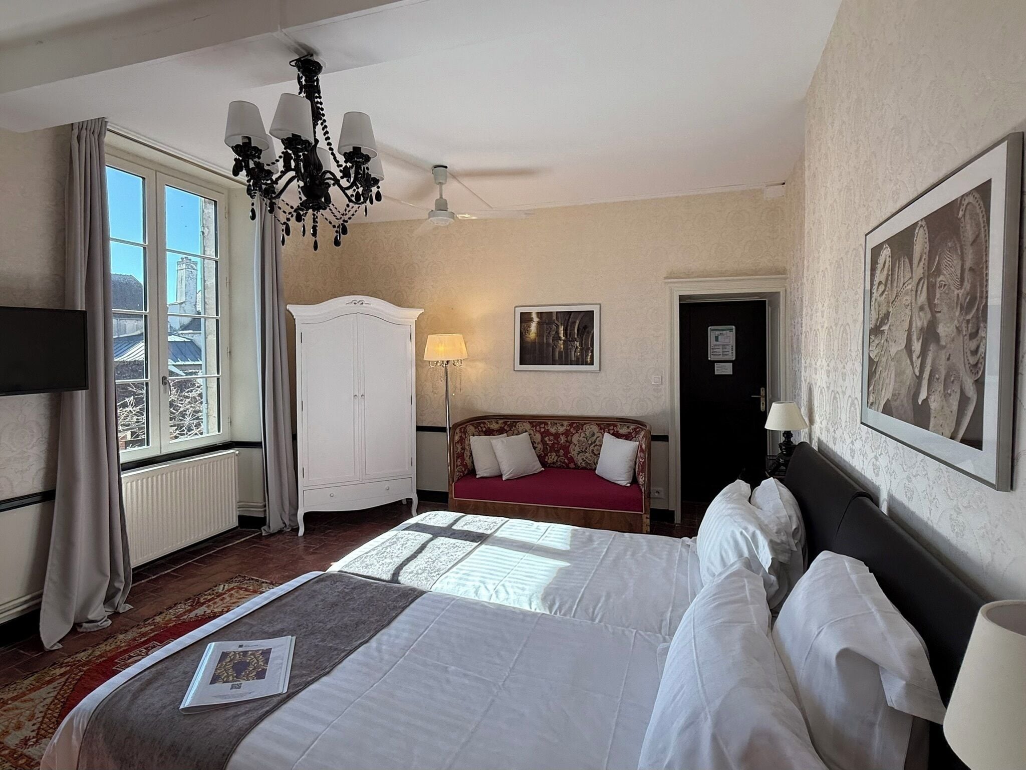 Chambre avec lits jumeaux (Prosper Mérimée) | Minibar, décoration personnalisée, ameublement personnalisé, bureau