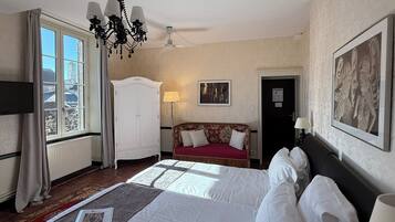 Twin Room (Prosper Mérimée) | Minibar, individually decorated, individually furnished, desk