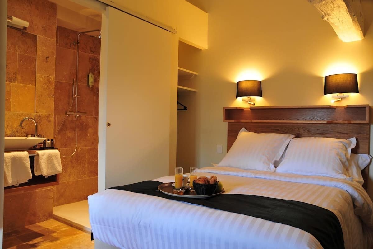 Habitación doble (Saint Jean) | Minibar, decoración personalizada, muebles diferentes y escritorio