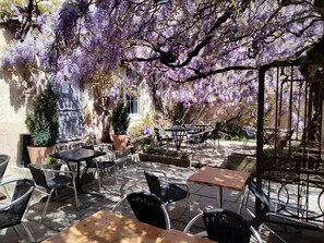 Front of property -  Hôtel Les Glycines (Vezelay)