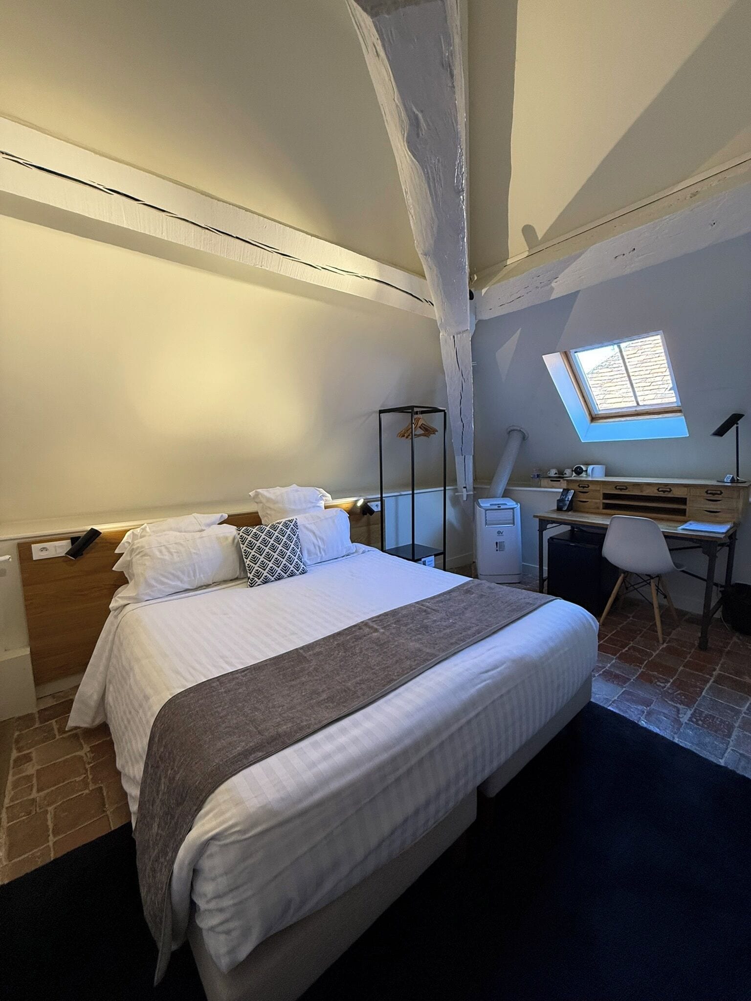 Chambre Double Standard (Henri Petit) | Minibar, décoration personnalisée, ameublement personnalisé, bureau