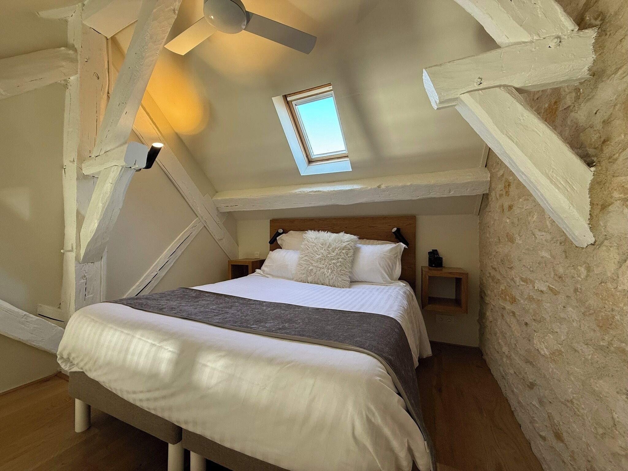 Chambre Triple (Viollet le Duc) | Minibar, décoration personnalisée, ameublement personnalisé, bureau