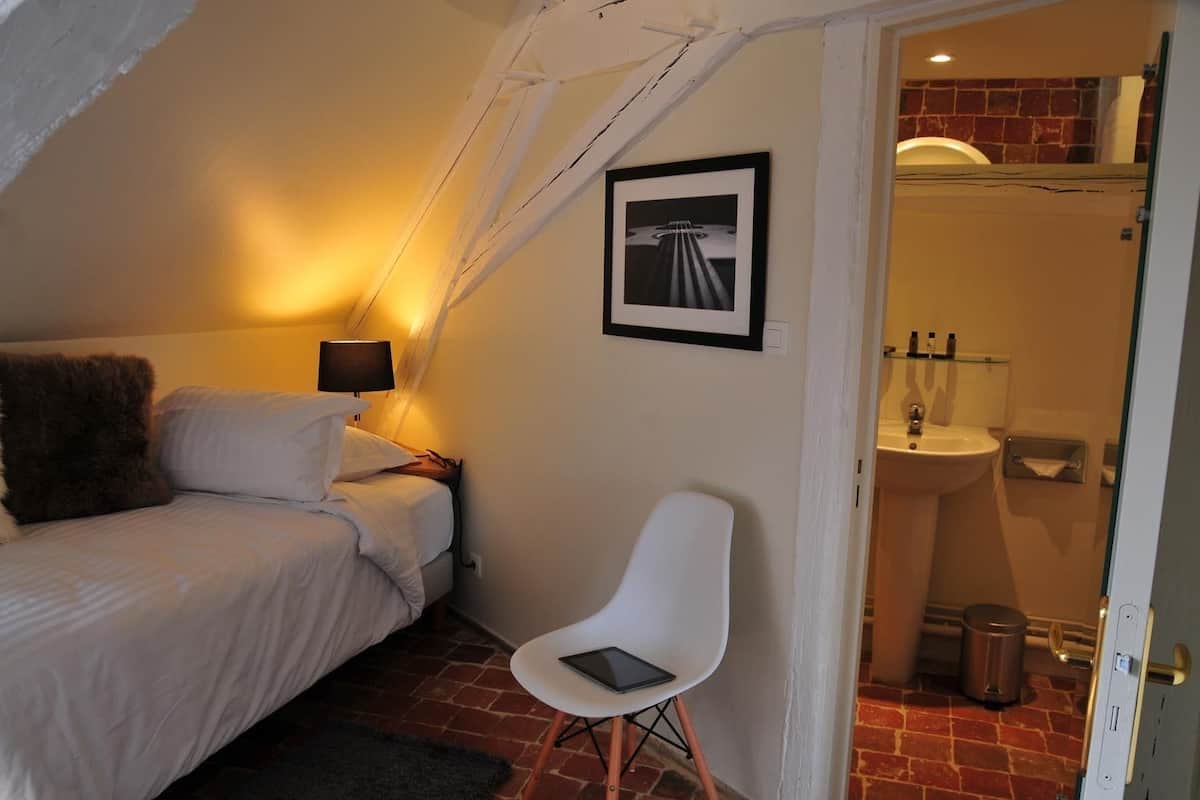 Habitación triple (Viollet le Duc) | Minibar, decoración personalizada, muebles diferentes y escritorio