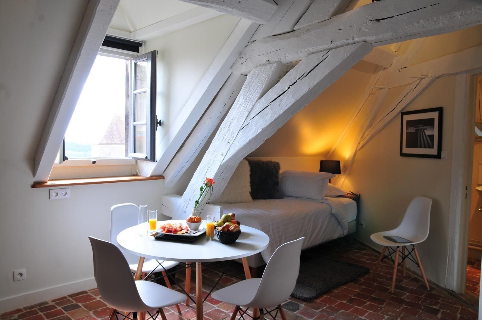 Dreibettzimmer (Viollet le Duc) | Minibar, individuell dekoriert, individuell eingerichtet, Schreibtisch