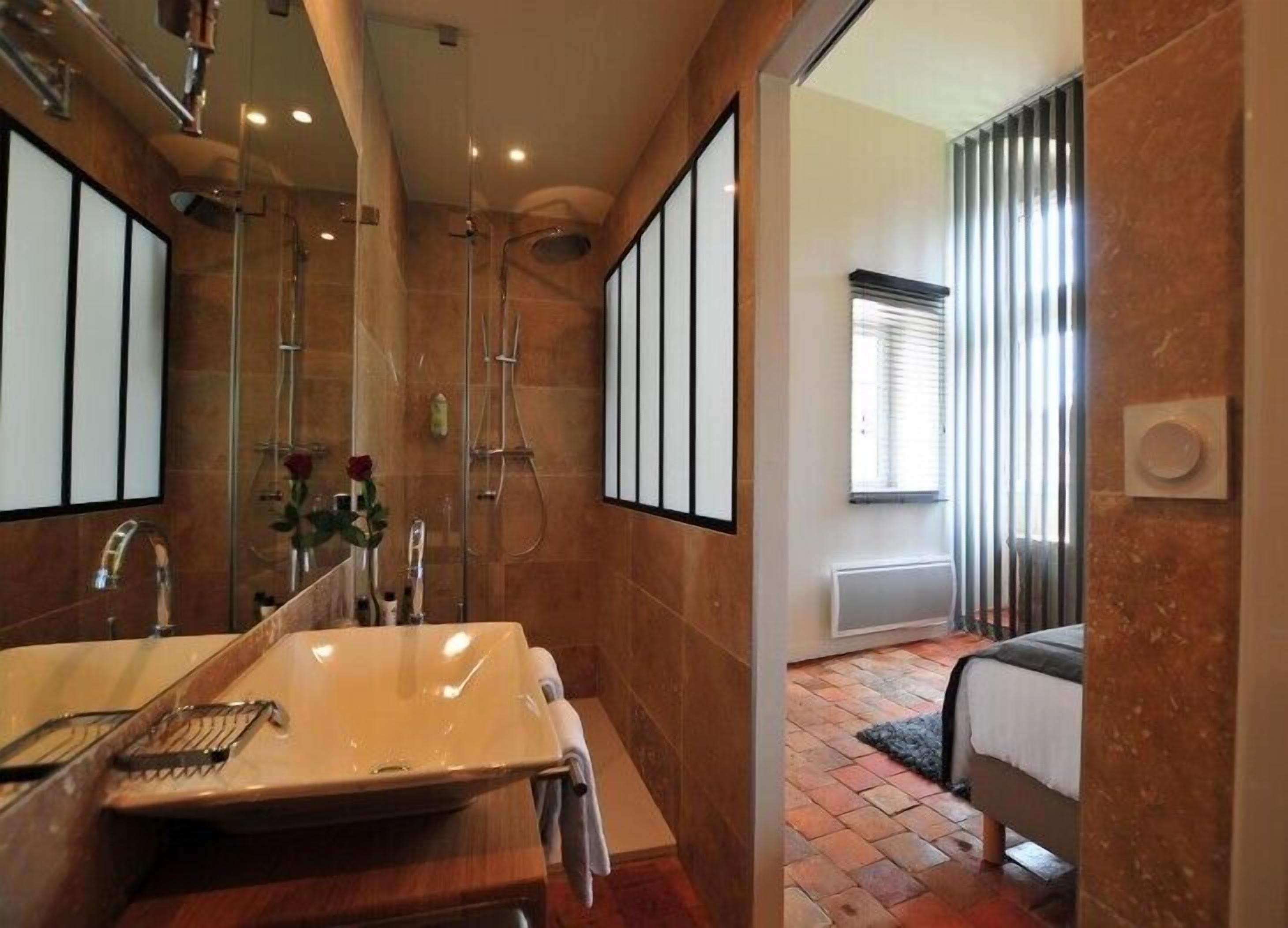 double room (ducs) | bathroom sink