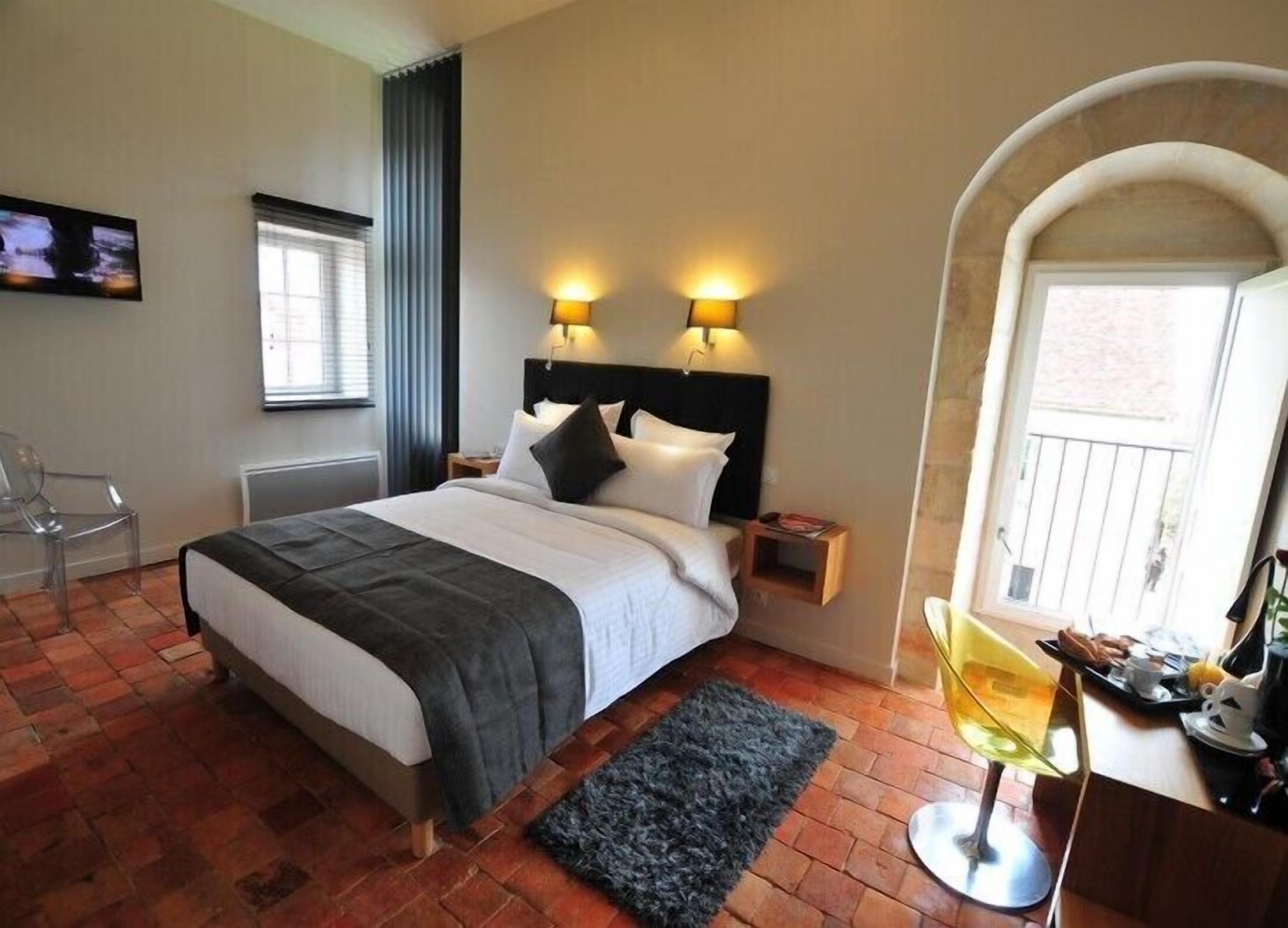 1 slaapkamer, luxe beddengoed, een minibar, een bureau