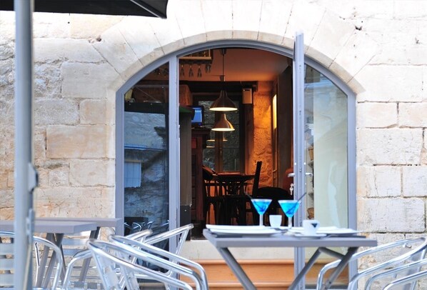 Se sirven desayunos, comidas y cocina local con mesas al aire libre