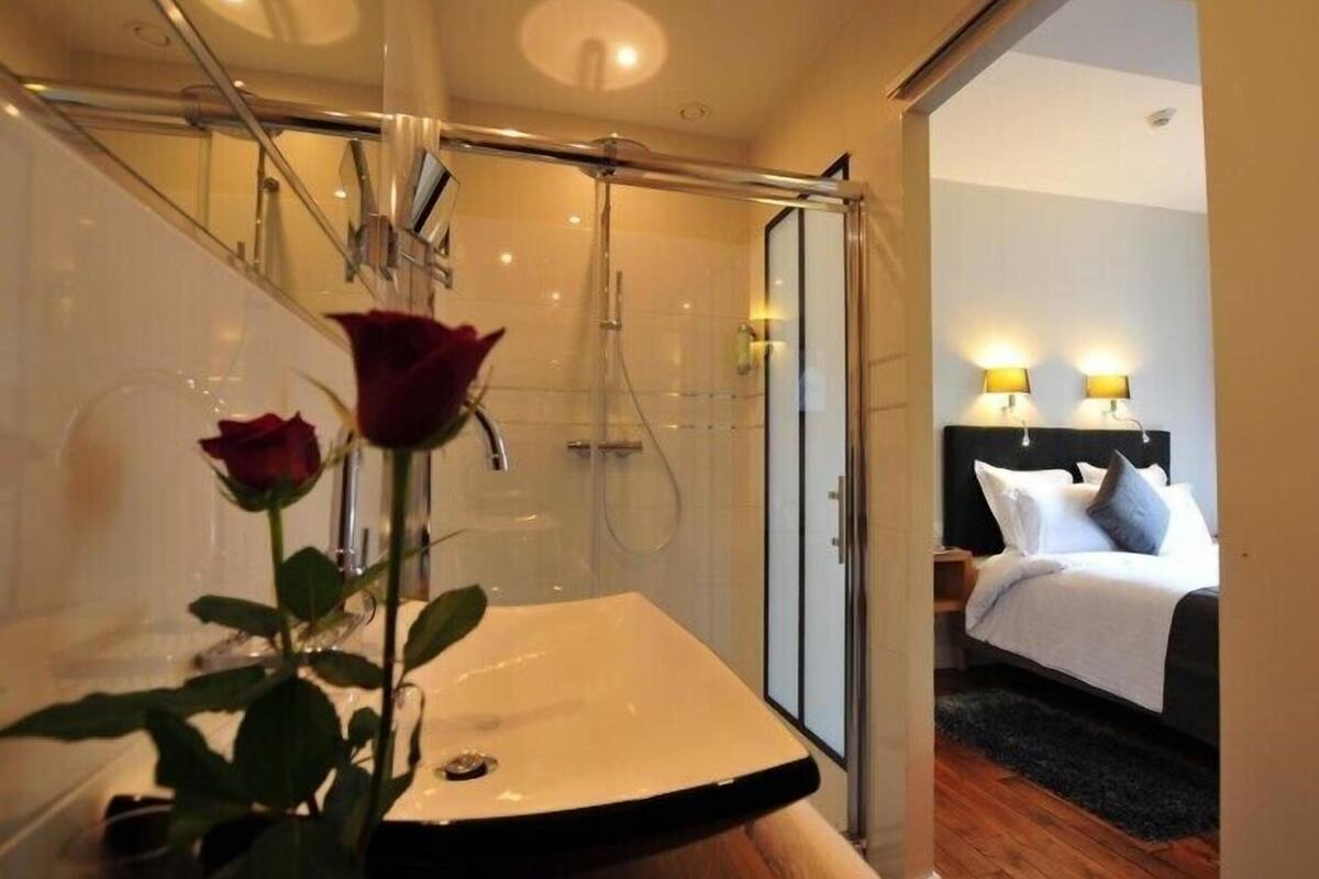 double room (la terrasse) | bathroom | shower, free toiletries, hair dryer, towels