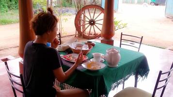 Aamiainen (4.2 USD per henkilö)