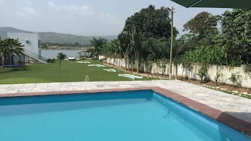 Piscina externa, guarda-sóis, espreguiçadeiras