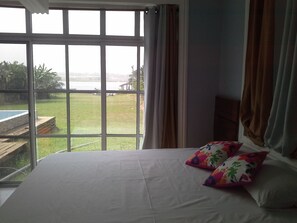 Värdeförvaringsskåp på rummet, skrivbord och strykjärn/strykbräda