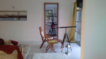 Apartamento, 1 quarto | Cofres nos quartos, escrivaninha, ferros/tábuas de passar roupa