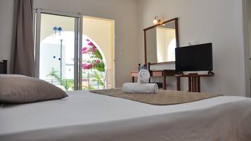 Family Room (Superior) | In-room safe, soundproofing, bed sheets