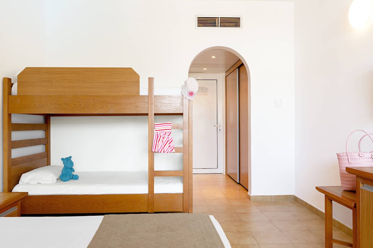 Standard Family Room with Bunk Bed | In-room safe, soundproofing, bed sheets