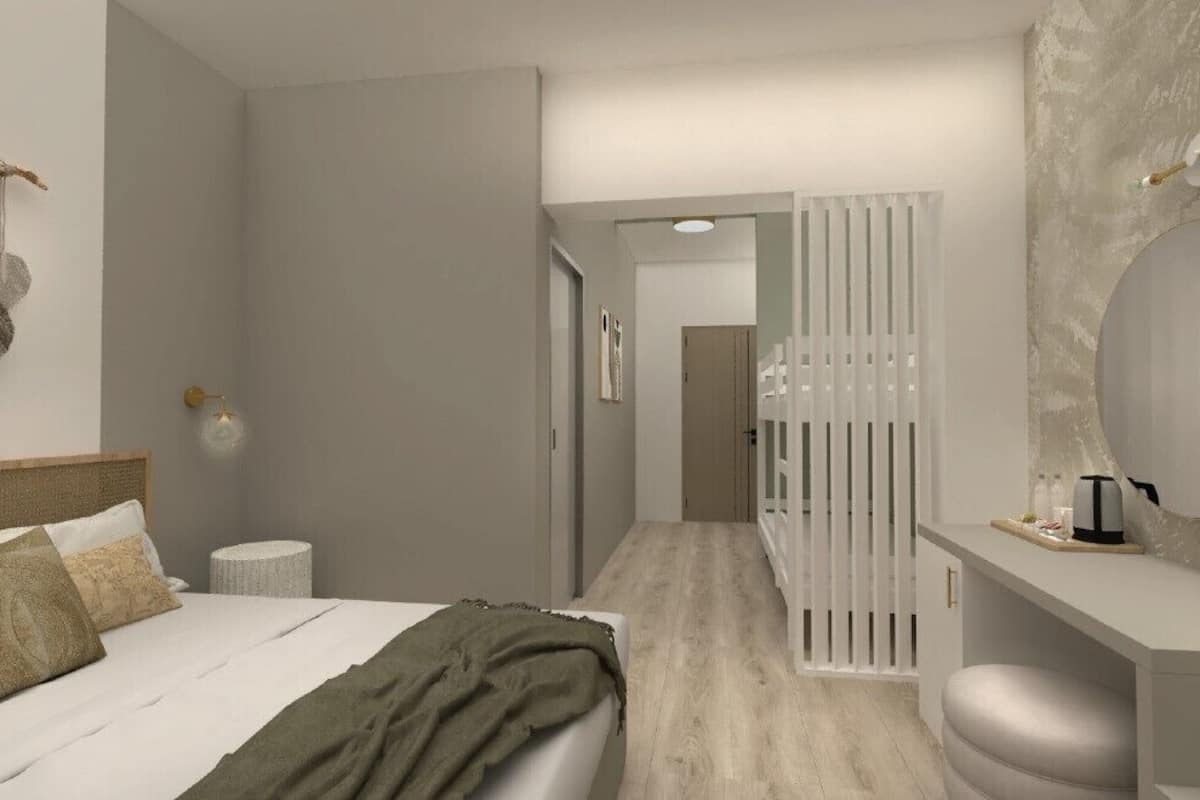 Quarto de hotel moderno com cama, mesa de cabeceira e um espelho grande.