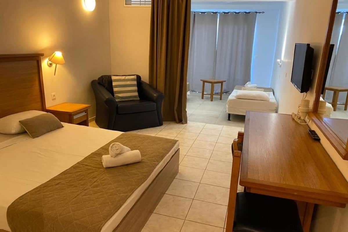 Family Room Open Plan | In-room safe, soundproofing, bed sheets