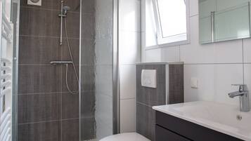 Kabin (Forest Lodge) | Kamar mandi | Shower, sabun, sampo, dan tisu toilet