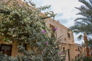 A building with a rustic facade, a door, and a window. - Zad Elmosafer Guest House (Yusuf as-Sidiq)