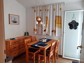 Apartment, 1 Bedroom, Balcony, Sea View | In-room dining