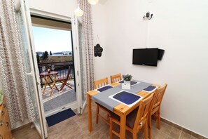 Apartment (Apartments Trstenica-Comfort One Bedr) | Dining room