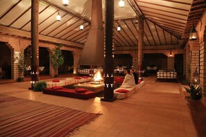 Aperto a colazione, pranzo e cena, cucina internazionale 