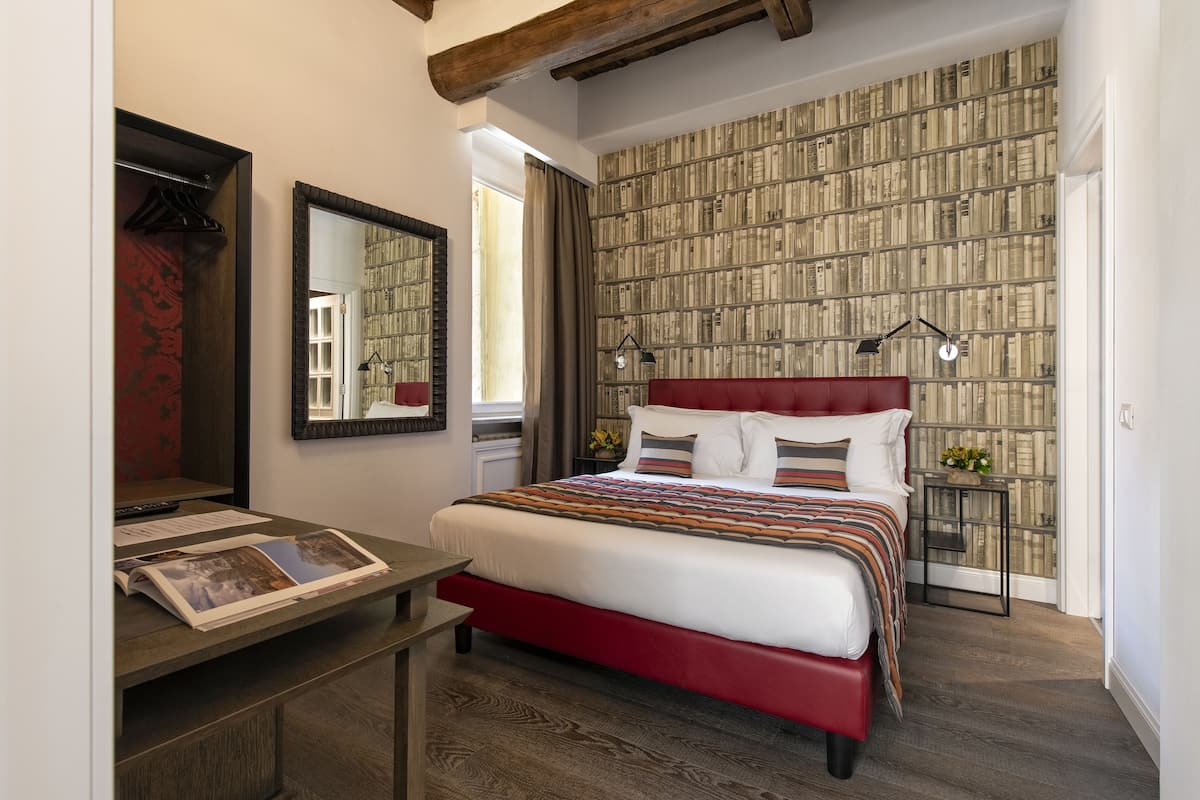 Klassieke kamer | Luxe beddengoed, een minibar, een kluis op de kamer, een bureau