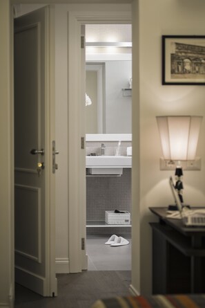 Douche, articles de toilette (gratuits), pantoufles, serviettes fournies