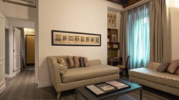 Ein Wohnzimmer mit einer Couch, einem Couchtisch und einem gerahmten Bild an der Wand.