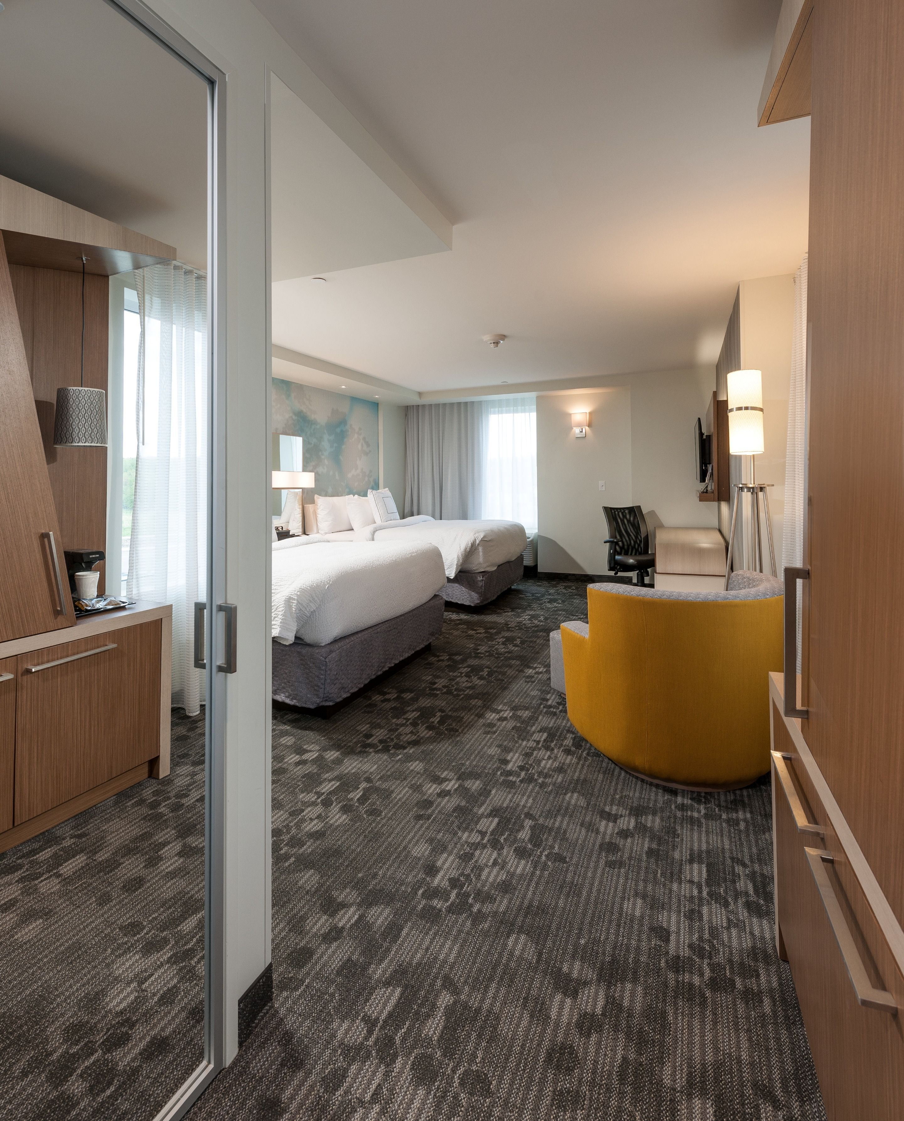 Ropa de cama hipoalergénica, escritorio y tabla de planchar con plancha 