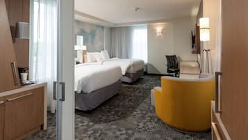 Ropa de cama hipoalergénica, escritorio y tabla de planchar con plancha