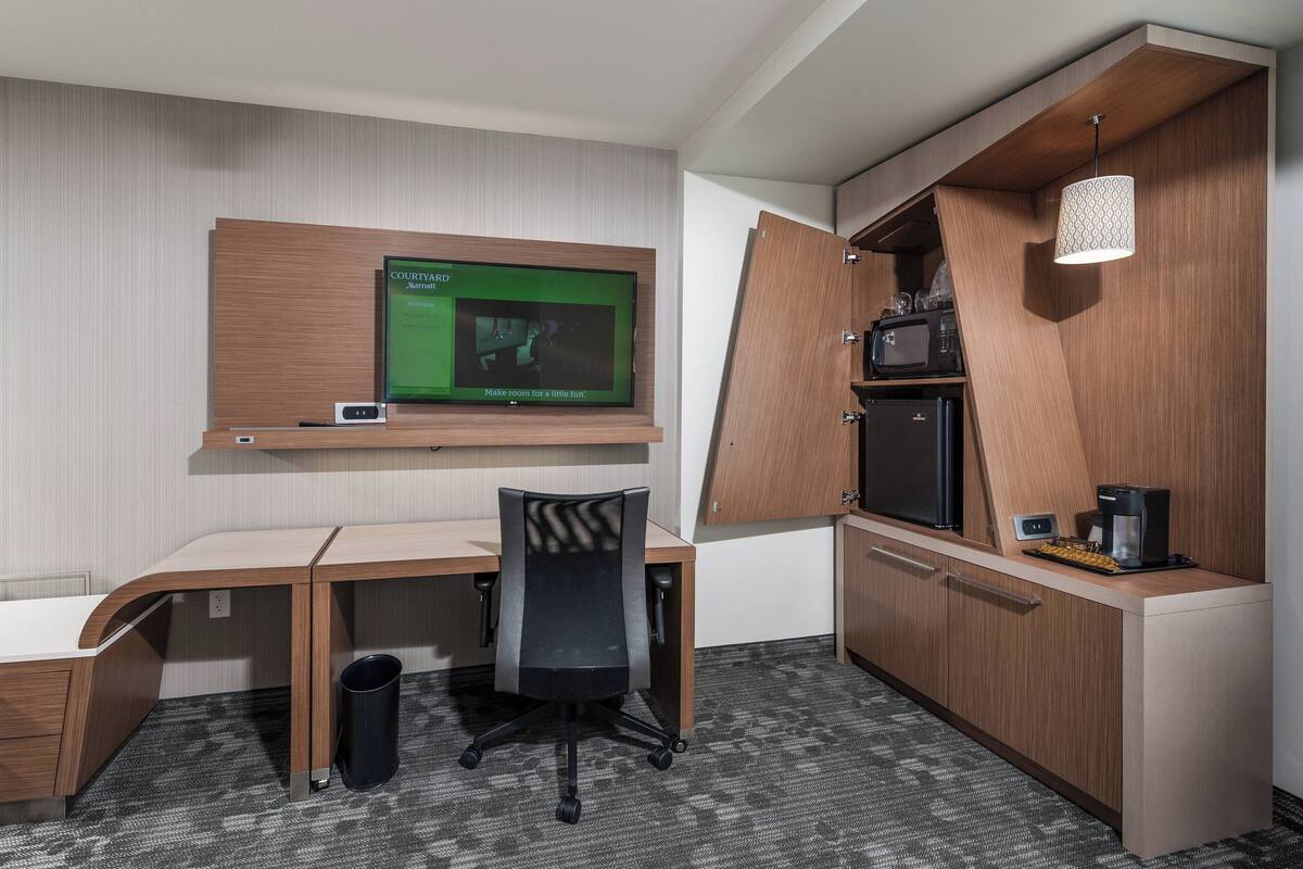 hypo-allergenic bedding, desk, iron/ironing board, free wifi