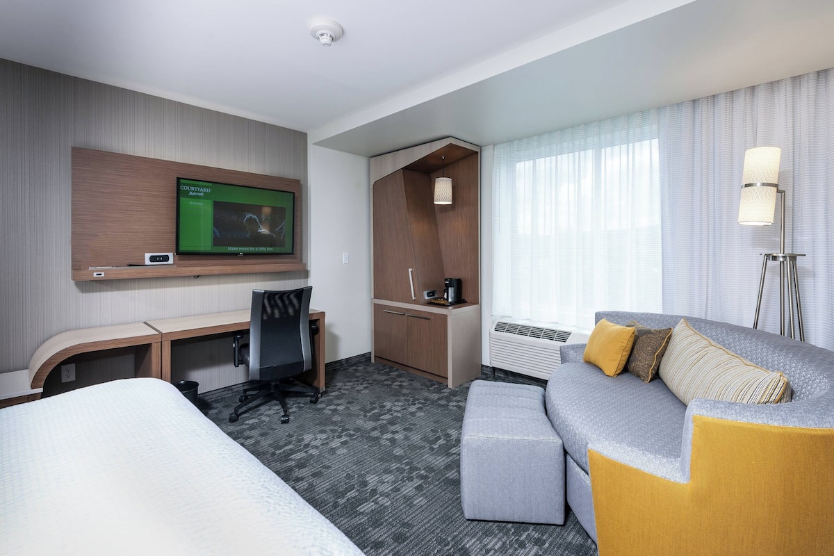 Hypo-allergenic bedding, desk, iron/ironing board, free WiFi