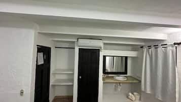 Habitación básica, vista a la ciudad | Baño | Regadera