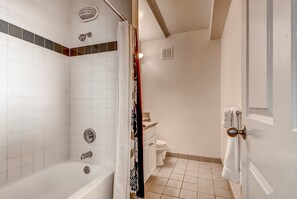 럭셔리 아파트, 침실 1개 | 욕실 | 샤워기/욕조 결합, 무료 세면용품, 헤어드라이어, 타월