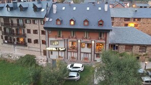 Un hotel de estilo arquitectónico europeo tradicional, con varios balcones y fachada de piedra.
