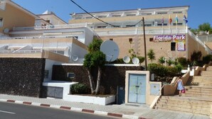 Un edificio con un letrero que dice "Florida-Park".