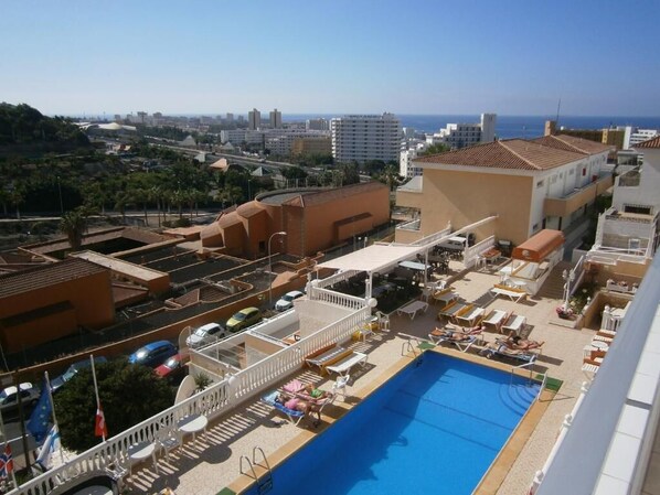 Una piscina al aire libre